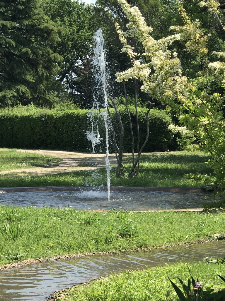 Grand Causeran jardin la fontaine à jet